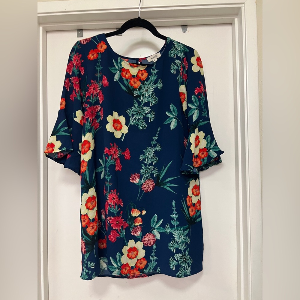 Meraki navy floral tunic with flowy sleeves - size L